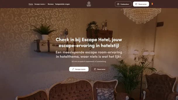 Escape Hotel homepage hero: A full-width hero shows a warm, vintage hotel-lounge setting with ornate wallpaper, a crystal chandelier, a tufted sofa and armchair, greenery, and a tall floor lamp. Large white Dutch text in the center promotes an immersive hotel-themed escape room, with two call-to-action buttons: “Escape rooms” and “Reserveren.”