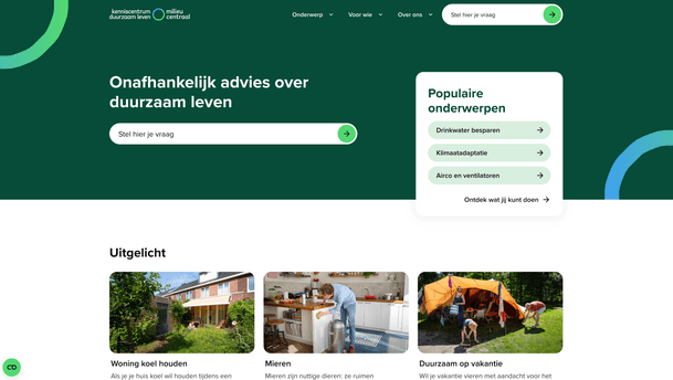 Kenniscentrum Duurzaam Leven (Milieu Centraal) is a Dutch sustainability guidance site. The screenshot shows a dark-green header with a navigation bar and a prominent search field, a left-aligned hero area with the phrase Onafhankelijk advies over duurzaam leven, and a right white panel listing popular topics such as Drinkwater besparen, Klimaatadaptatie, and Airco en ventilatoren, followed by an Uitgelicht section featuring three article cards: Woning koel houden, Mieren, and Duurzaam op vakantie.